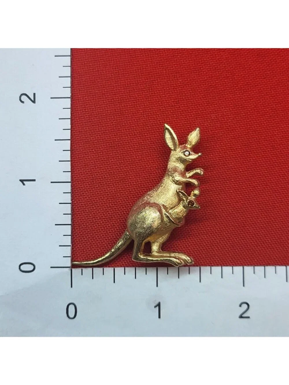 Vtg Avon Kangaroo & Baby Joey in Pouch Pin Brooch Jeweled Eyes Gold Tone 1975